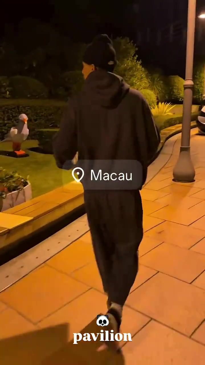 这么坚持藏球鞋的布克也是很在乎球迷的