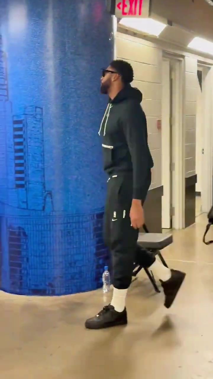 浓眉这穿搭步伐配上这BGM绝了