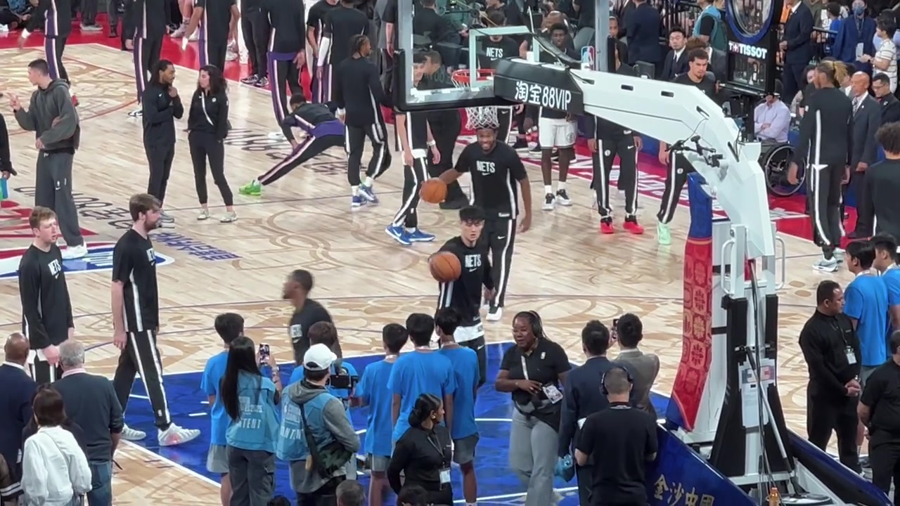 篮网教练能不能给机会中国赛现场球迷记录曾凡博热身画面