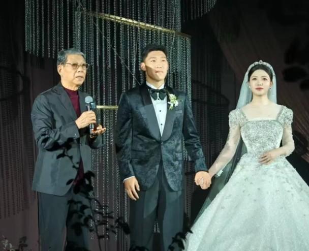 新婚快乐，网传图显示国脚朱辰杰昨天举办婚礼