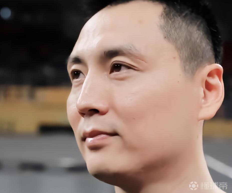 卢伟：洛夫顿的伤病还是不太好，今晚对布朗已经有针对性方案
