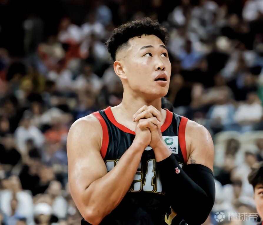 记者：贺希宁效力深圳8赛季仅缺席19场，铁人属性源自极致自律