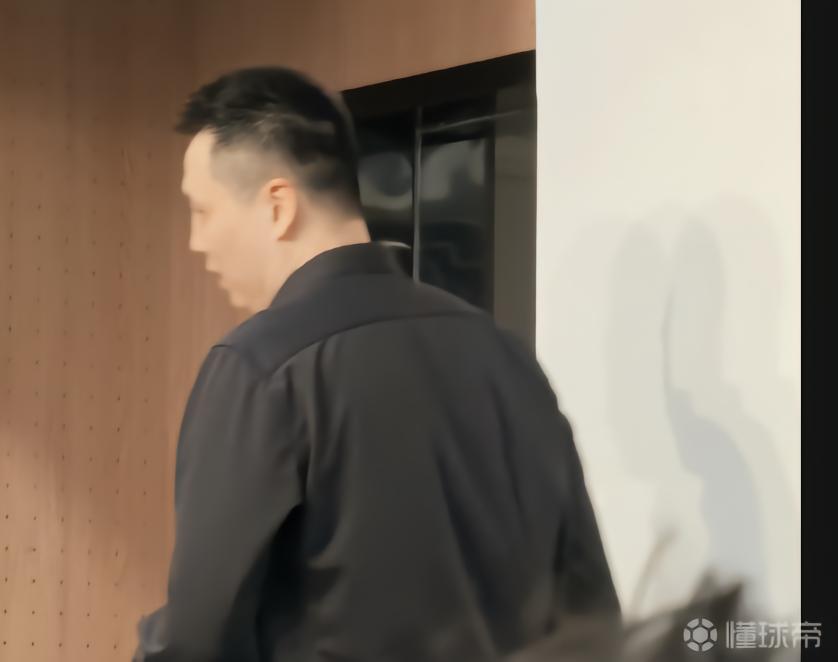 G4赛后采访有媒体让卢伟点评裁判判罚，后者直接起身离场