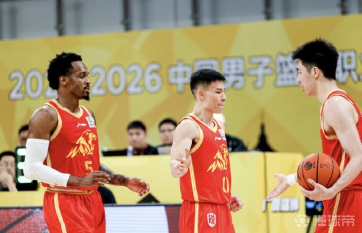 媒体人：王博把孙铭徽放替补激活了双小外，现在两队是尖矛互刺