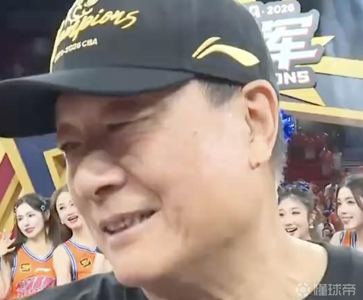 李秋平：这是一个很好的承上启下时刻，下赛季我们还要拿冠军
