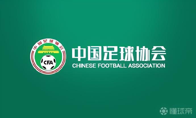 足协裁判评议：法比奥禁区倒地未判点球正确，VAR介入错误