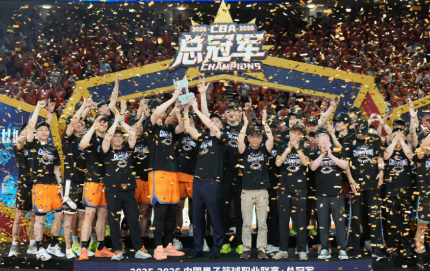 王哲林狂轰29分14篮板！上海队终于夺冠，白边彻底消失