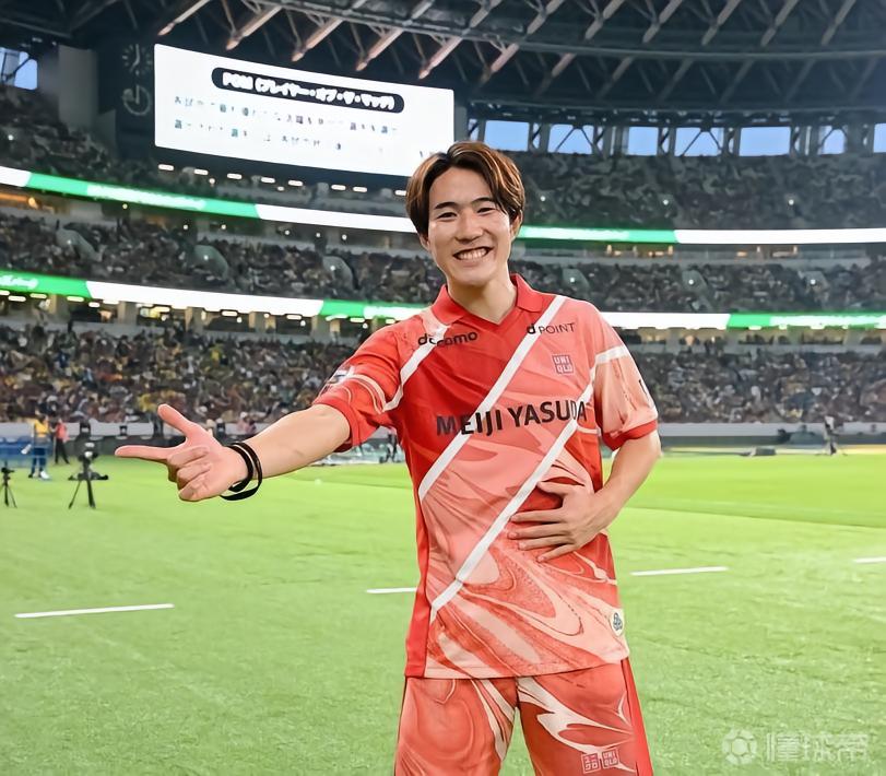 记者：日本小将佐藤龙之介预计与瓦伦西亚签约5年