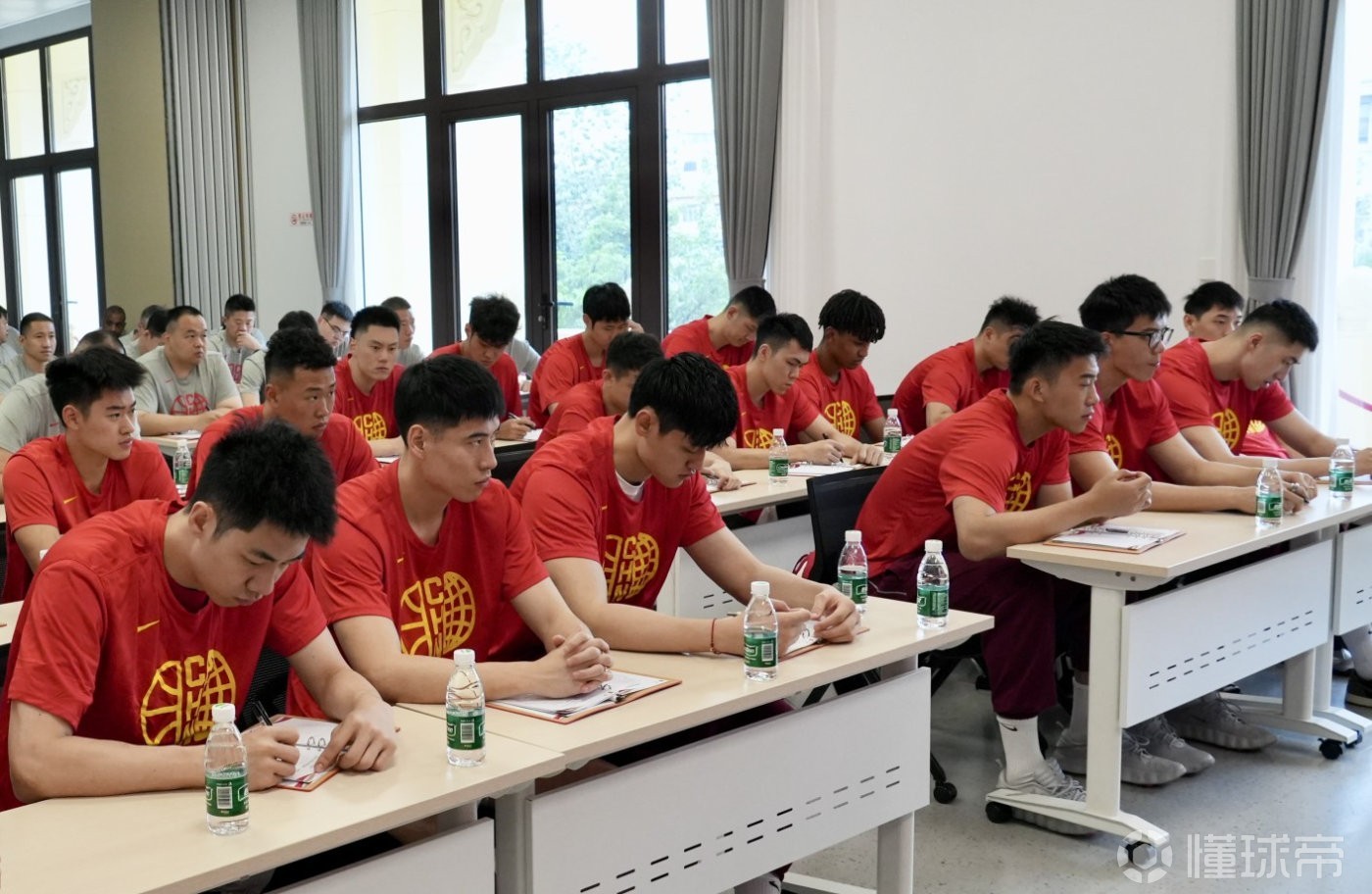 中国体育报：中国男篮全力备战世预赛，集训和热身赛赵继伟为队长