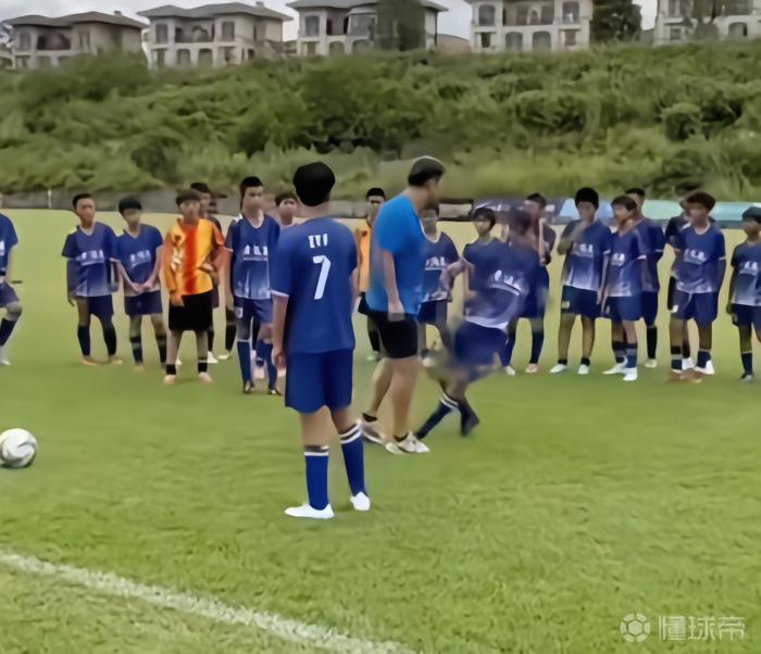 知情人士：申思是以顾问形式参与幸运星，打人动作可能是习惯