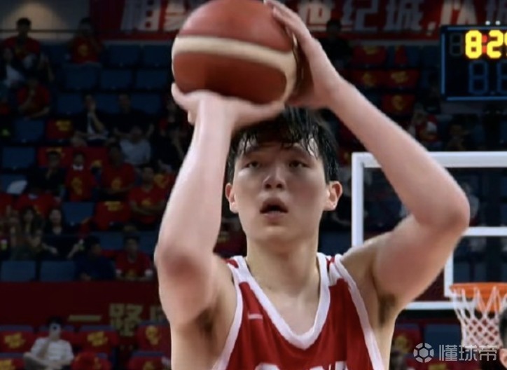 媒体人：中国男篮暴露战术不兼容问题，可让胡金秋打五杨瀚森替补