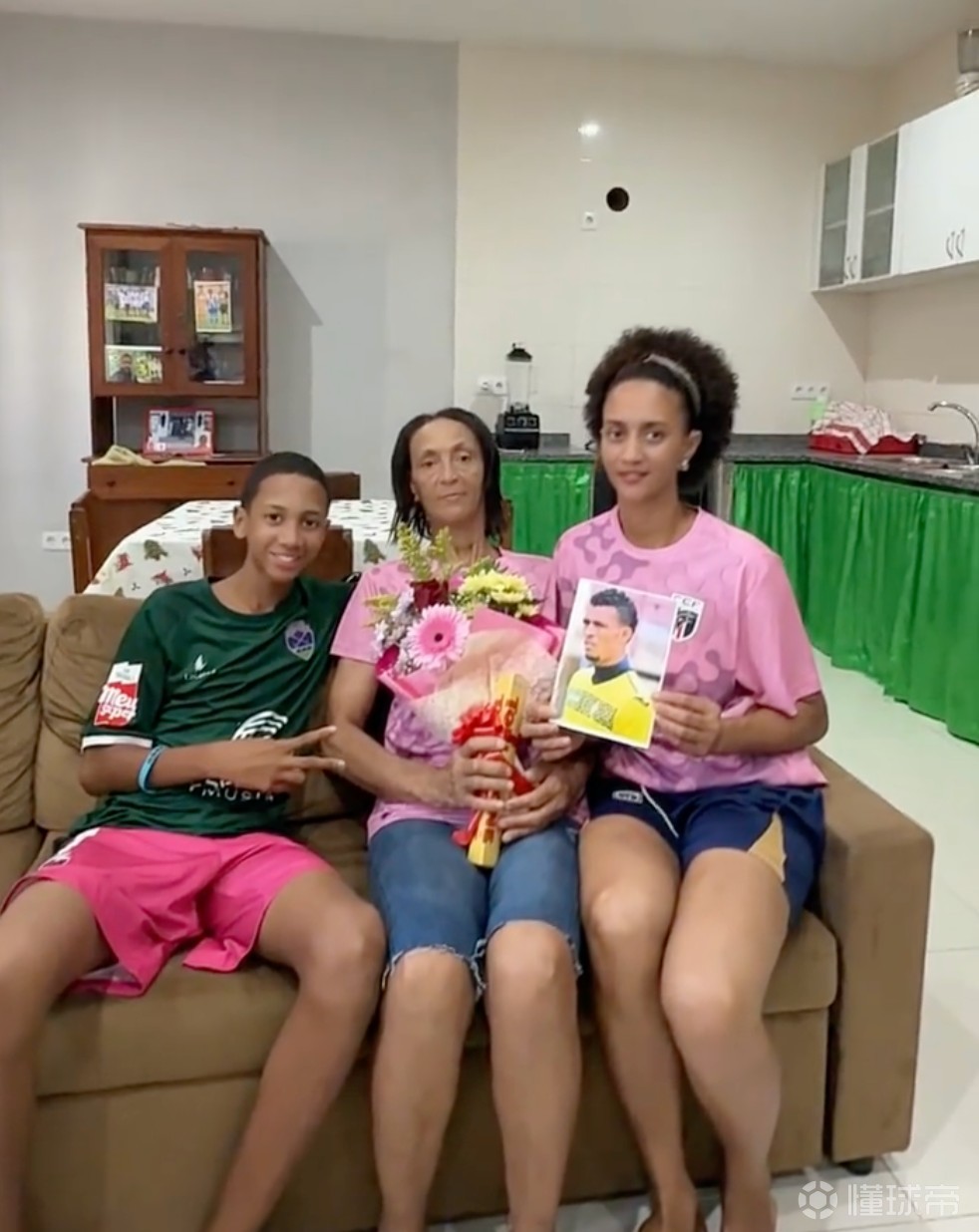 佛得角当地华人：协助沃齐尼亚母亲拿到美签，表妹在我这上班
